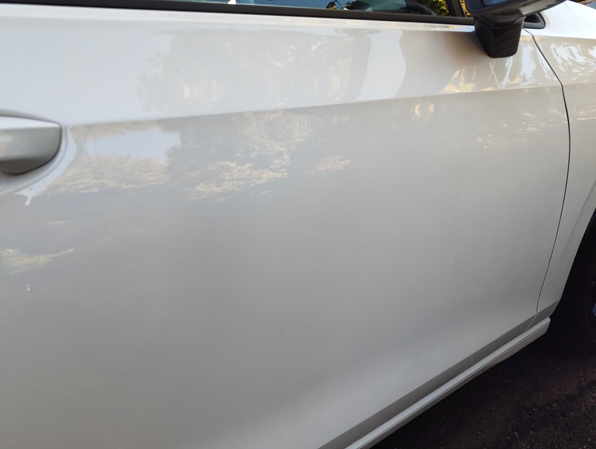 Golf side door panel with a deep gloss reflection after decontamination