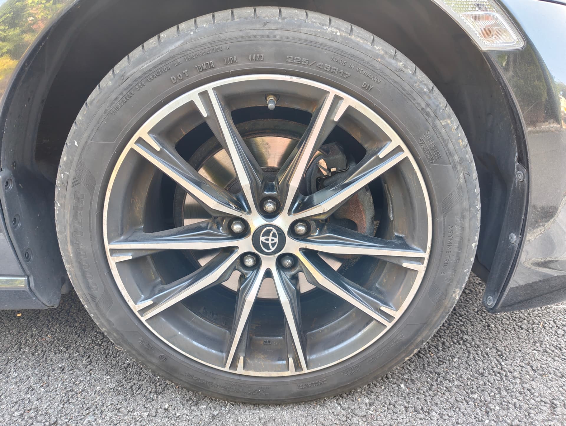 GT86 front alloy with brake dust and corroded disc before cleaning